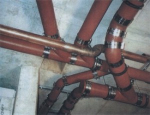 Монтаж горизонталиной прокладки чугунного трубопровода
